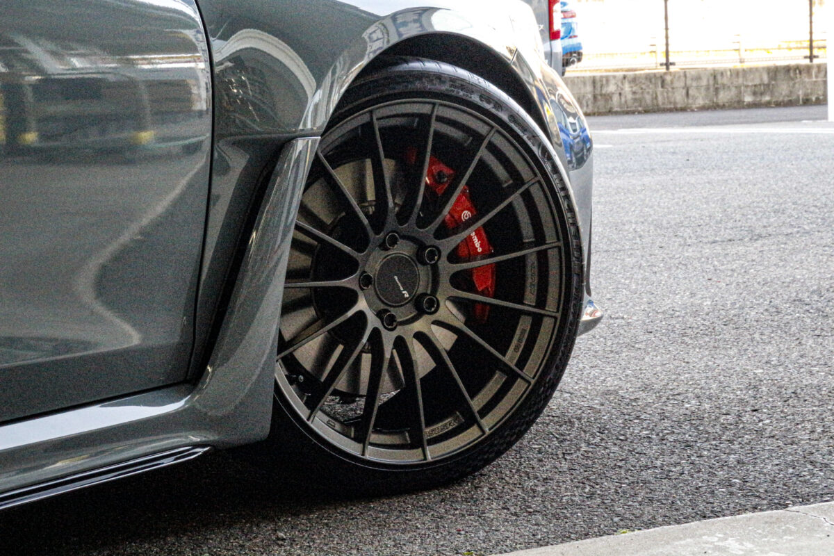 ホンダ シビックタイプR（FL5）に装着するENKEI RS05RRのホイールクローズアップ。マットダークガンメタリックのシャープな多系交差スポークが特徴。