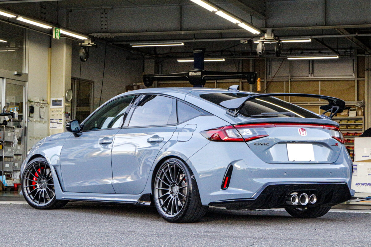 ENKEI RS05RRを装着し、ワイド＆ローなシルエットが強調されたホンダ シビックタイプR（FL5）のリアビュー。