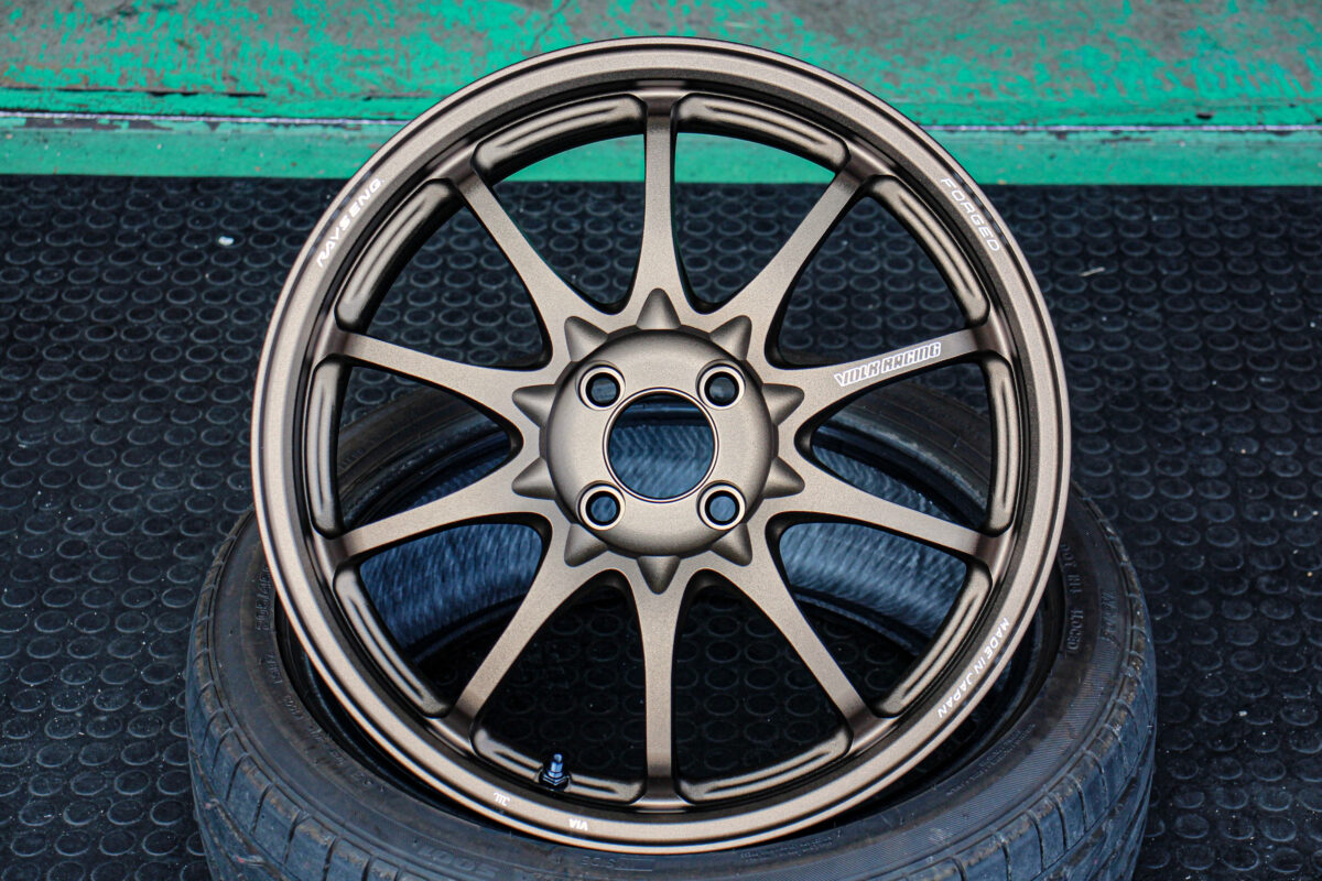 RAYS VOLKRACING CE28N-plusのホイール単品画像。伝統の10本スポークとブロンズカラーが美しいマツダ NDロードスター用鍛造ホイール。