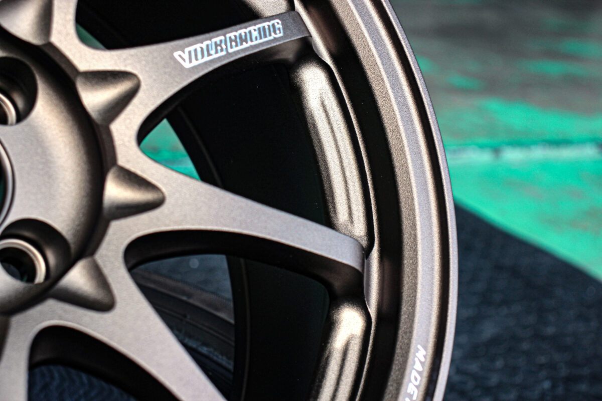 RAYS VOLKRACING CE28N-plusのスポークアップ画像。ブロンズ（BR）のアルマイト質感と、マツダ NDロードスターの足元を引き締めるシャープな形状。