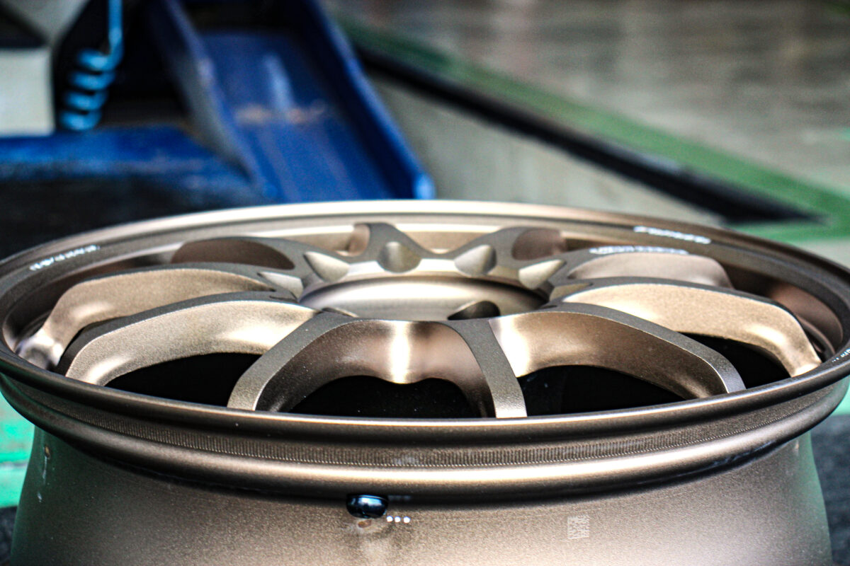 RAYS VOLKRACING CE28N-plusのディスク面アップ画像。センターキャップレスのスパルタンな仕様と、軽量化のためのナットホール周辺の肉抜き意匠が特徴的。