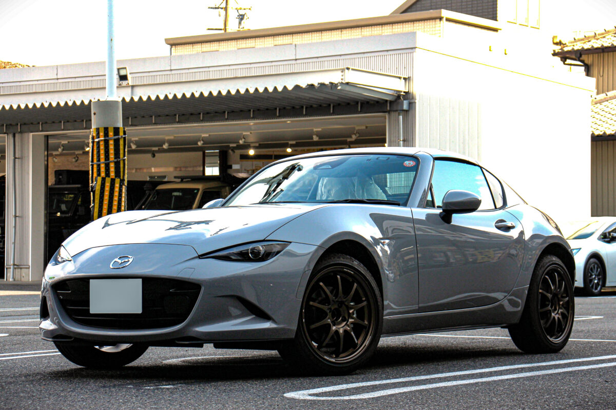 RAYS VOLKRACING CE28N-plusを装着し、フェンダーラインに美しく収まったマツダ NDロードスターのフロントビュー。