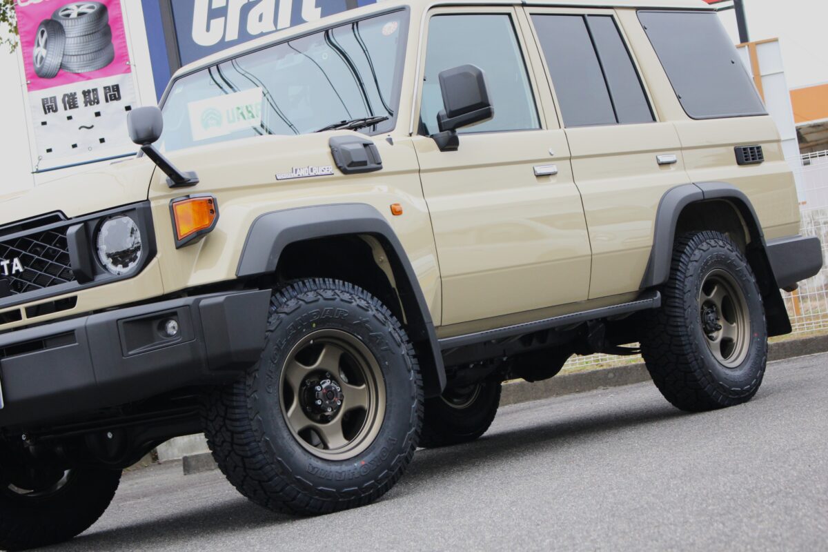 GDJ76ランドクルーザー70にブラッドレーVとジオランダーX-ATを装着した画像