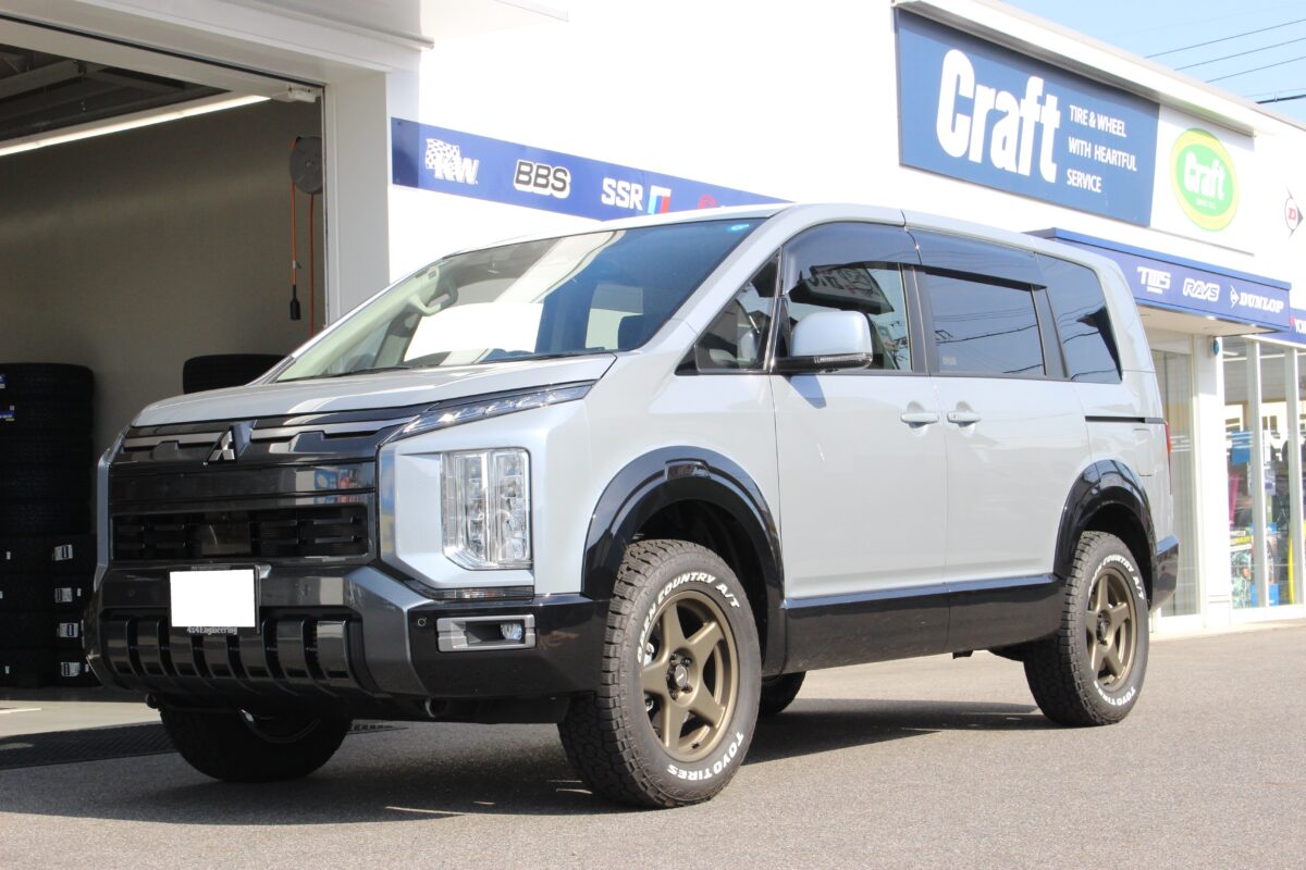 カスタムされた新型デリカ展示中