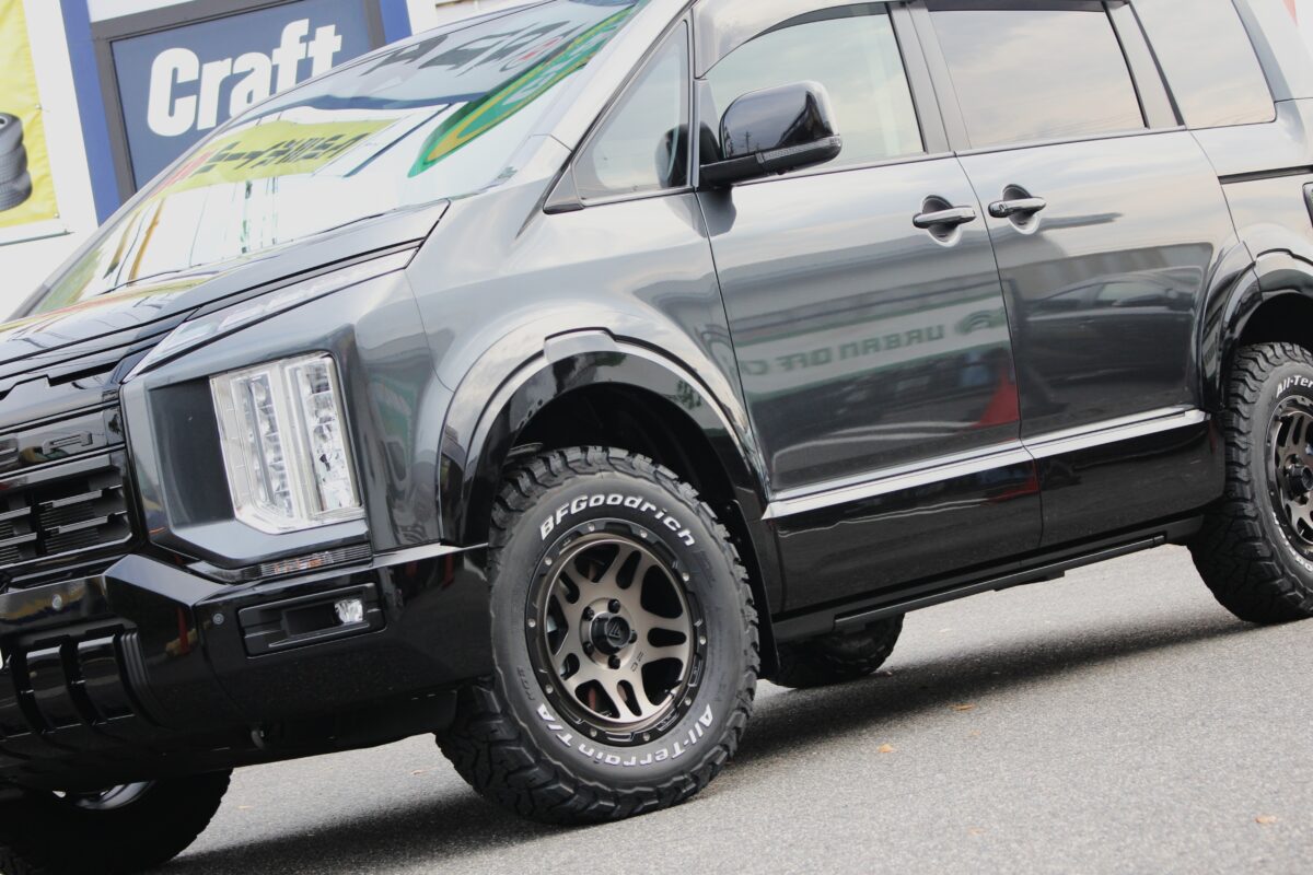 新型デリカD:5にデルタフォース オーバーランダーとカンサスキットでリフトアップした画像