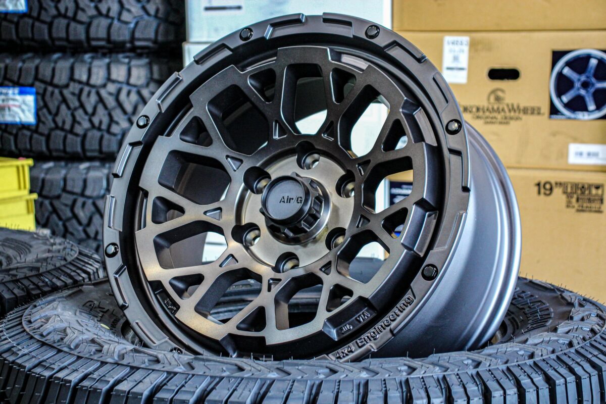 メッシュデザインとゴーストエディションの渋いカラーが美しい、4x4 Engineering Service Air/G Rocksのホイールクローズアップ