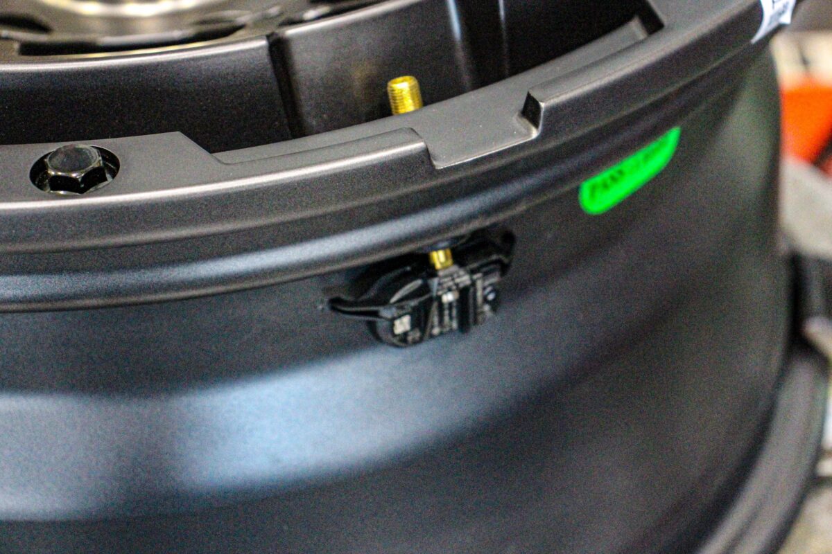 新型ハイラックスの安全な走行に欠かせない、純正TPMS(タイヤ空気圧警報システム)センサーをAir/G Rocksへ移植している作業風景
