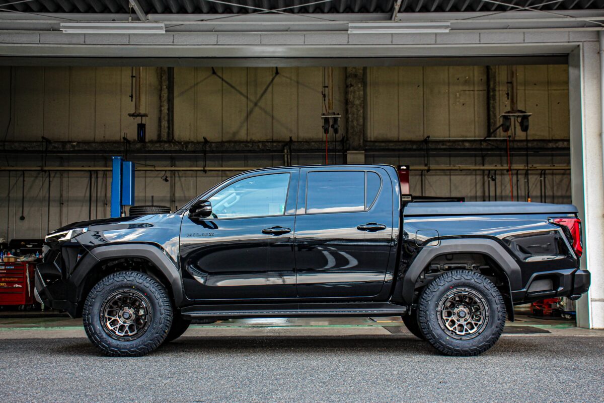 Air/G Rocksと外径アップしたジオランダーX-ATを装着し、フェンダーの隙間が埋まって車体バランスが向上した新型ハイラックスのサイドビュー